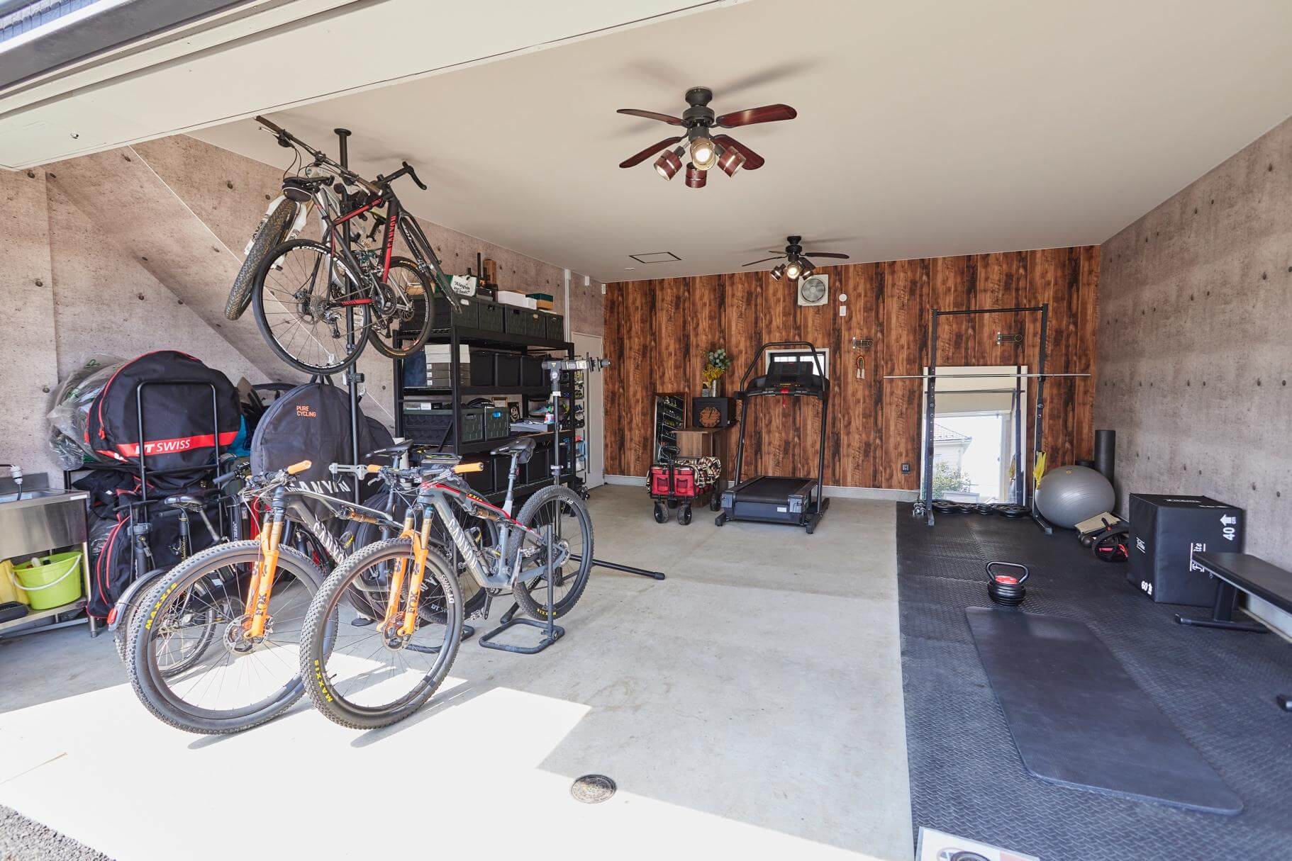 賃貸ガレージハウスを自転車の車庫兼ホームジムに。マウンテンバイクを大切に保管しながら、いつでもトレーニングできる環境に - プレミアムガレージハウス