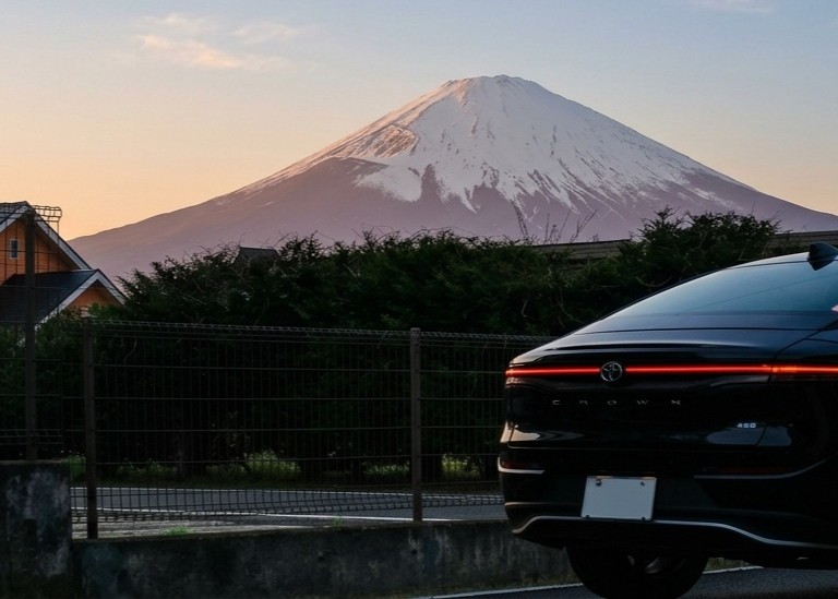 物件の目の前に広がる雄大な富士山と、手前に停まっている黒い車（リア）