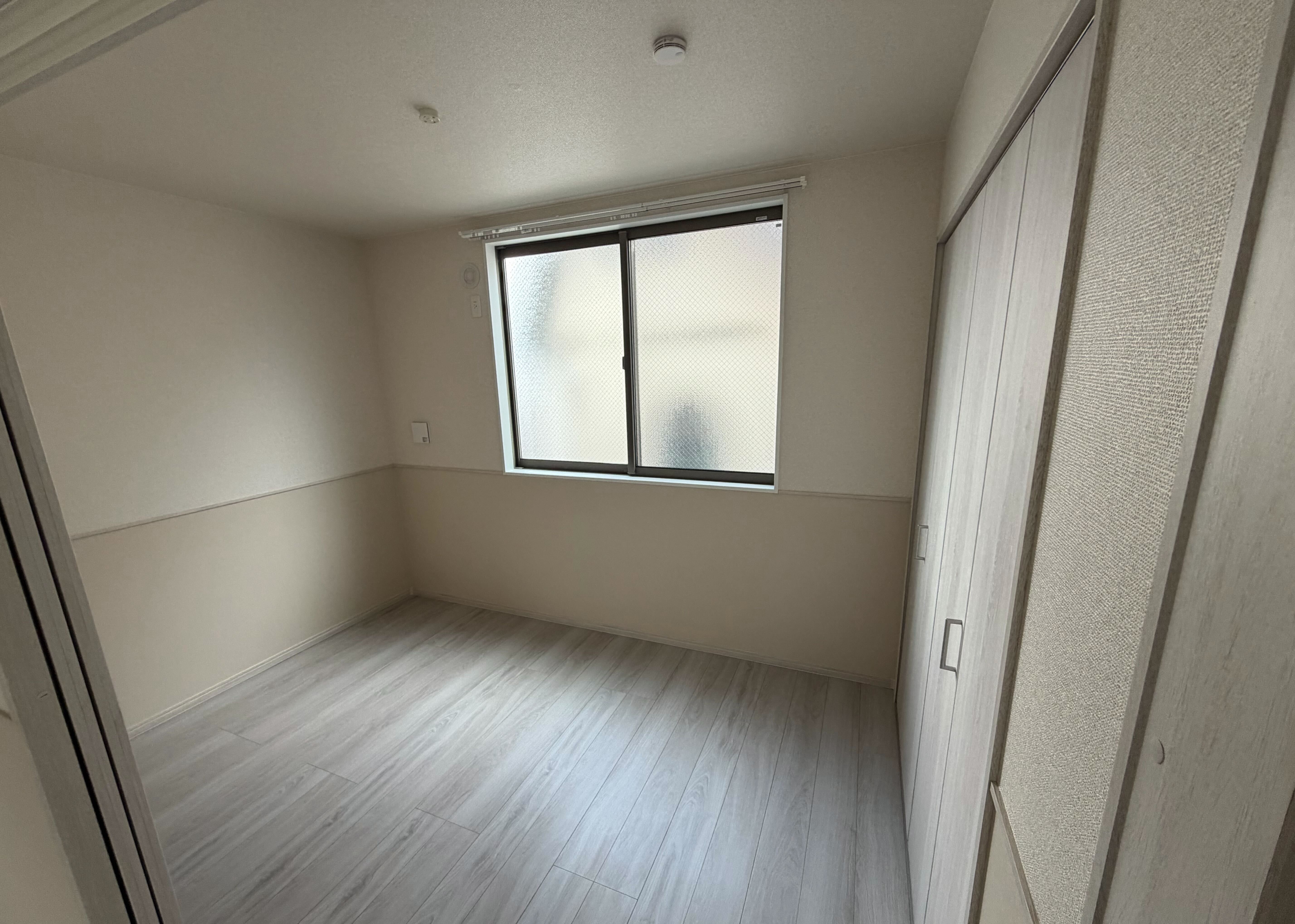 防汚・抗菌の壁紙が貼られた、フローリングの洋室